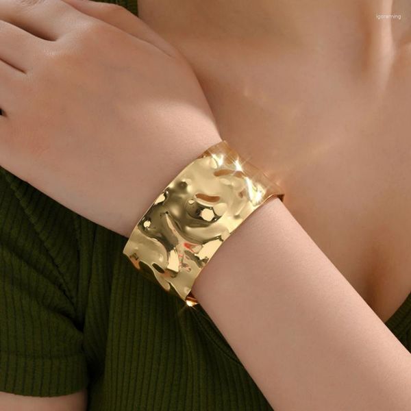 Bracciale moderno moderno 2023 Trend Bracciale a colori in oro metallico per donna Girl Metal Cuff Drop