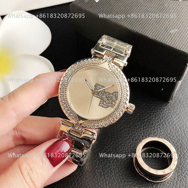 Com a marca de logotipo de luxo, relógio feminino Girl Diamond Big Letters Style Metal Steel Band Quartz Wrist Watches GS 26