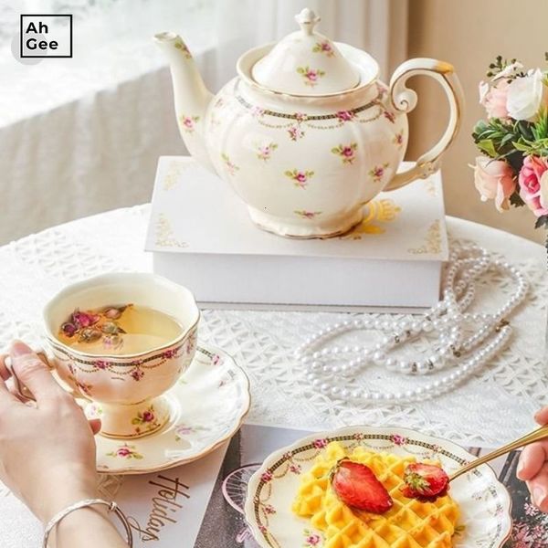 Кружки винтажный фарфоровый чайный чай и блюдцы устанавливают роскошные чайники дома украшение цветочной европейской керамическое кофе с тарелкой 230818