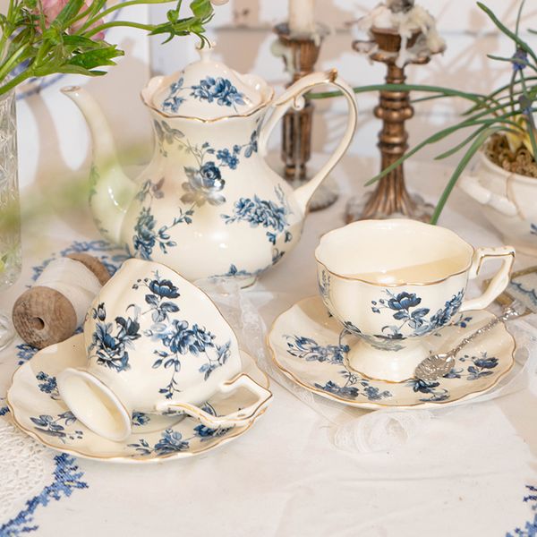 Tassen Vintage Blue Teapot Tea Tasse Set Rosekeramik Englische Landkaffee -Untertassen -Topf Klassische Heimküche Dessert Kuchenplatte 230818