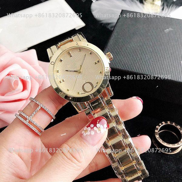 Brand Quartz Wrist Watches Women Girl Diamond Big Letters Style com logotipo de luxo Banda de aço de metal P86