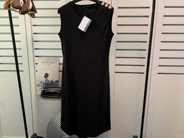 Vestido médio de Balman de comprimento médio Slim Fit Pullover de uma etapa letra de ouro Button Gold Tank Top Top Dresses