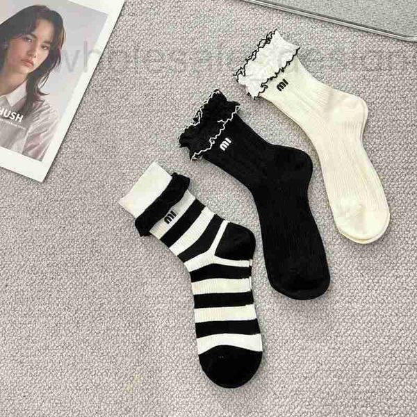 Meias Hosiery Designer Trendy, Sweet and Cute Crew Socks M-Letter Hot Label Black White Stripe Lace Meia Manga Curta Meia de Algodão para Mulheres G5QM