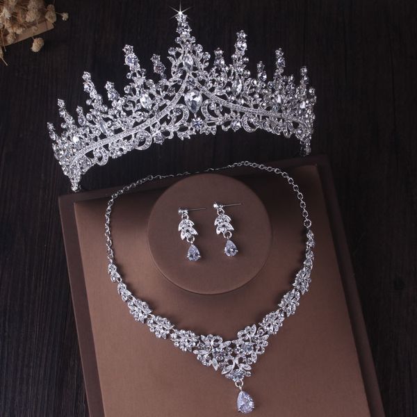 Ohrringe Halskette Wunderschöne silberne Farbe Kristall Braut Schmucksets Mode Tiaras Kronen Ohrringe Choker Halskette Frauen Hochzeitskleid Schmuck Set 230818