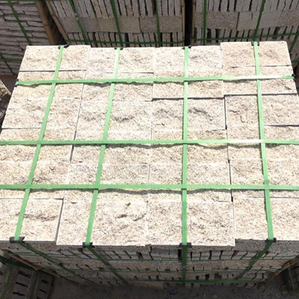 Natürliche konkave konvexe Steinplatten können als Außenwände von antiken Villen verwendet werden