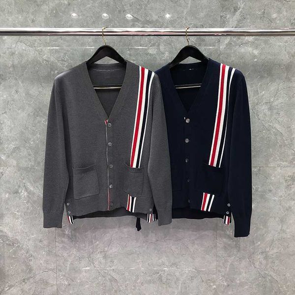 TB THOM Maglione Autunm Inverno Maglioni da uomo Marchio di moda maschile Milano Stitch Classico cotone RWB Stripe Cardigan con scollo a V Cappotti di alta qualità