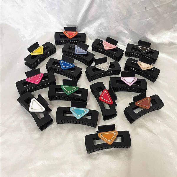 15 Color Claw Clip Schwarz Luxus Frauendesigner Frauen Hair Girl Brandbrief invertiertes Dreieck Design Mode Hair Clip