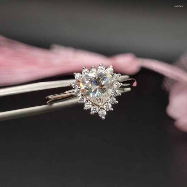 Кластерные кольца Классическое обручальное кольцо для женщины 0,8CT 6 6 мм D Цвет Moissanite 925 Серебряные украшения с золотом
