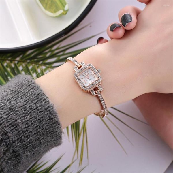 Armbanduhren 2023 Frauen exquisit und einfacher quadratischer Zifferblatt Individuum Legierung Quarz Full Diamond Luxus