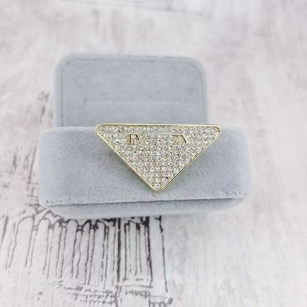 Designer Spettaio invertito Triangle Diamond per uomini e donne Spettatura Broche smalto per spilla gratuita