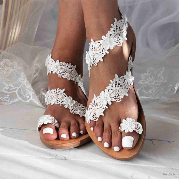 Sandálias verão mulheres sandálias planas brancas pérolas luxuosas sapatos de casamento de noiva Flores de renda Sandálias de tira da praia Sandálias R230821