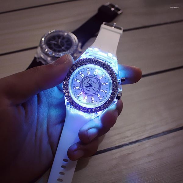 Armbanduhren verkaufen Modeförderung Genf LED LEGEN LICHT MEN Quarz Uhr Damen Frauen Silikon Armbanduhr Relogio Feminino Relojes 2023
