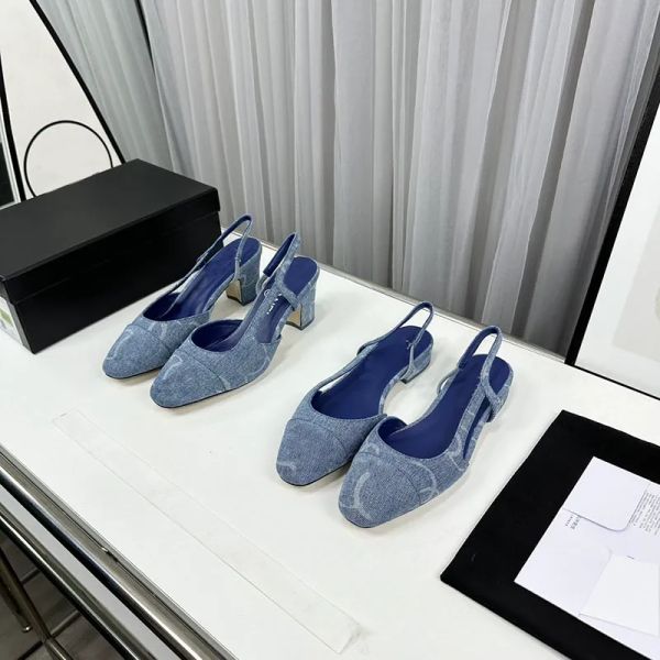 Neue Denim Slingback Dicke Sandalen Leder Sohle klobige Block Heels Flats Sandale Runde Zehen Frauen Luxusdesigner Kleider Abendschuhe Büro Sandal -Fabrik -Schuhe Schuhe