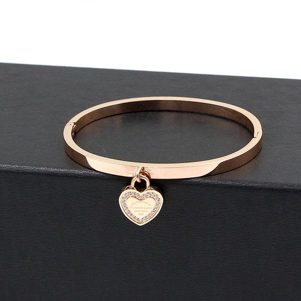 Peach Heart per sempre lettera d'amore con diamanti incrostati Bracciale con fibbia nascosta Cuore femminile Bracciale in acciaio al titanio Bracciale copricapo 1.1 con logo originale D-1327