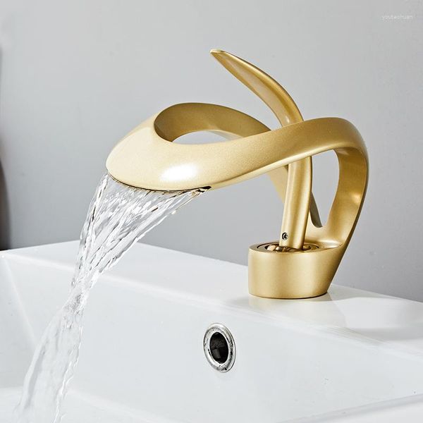 Banyo lavabo muslukları yaratıcı tasarım şelale tarzı havza musluk güverte monte edilmiş musluk benzersiz pirinç ve soğuk mikser