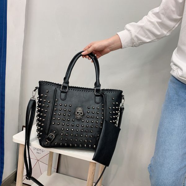 2023 Neue Nietfrauen Frauen Tasche PU Leder Crossbody Tasche Schädel Handtasche Qualität Punk Umhängetasche mit Brieftasche Messenger Beutel große Kapazität