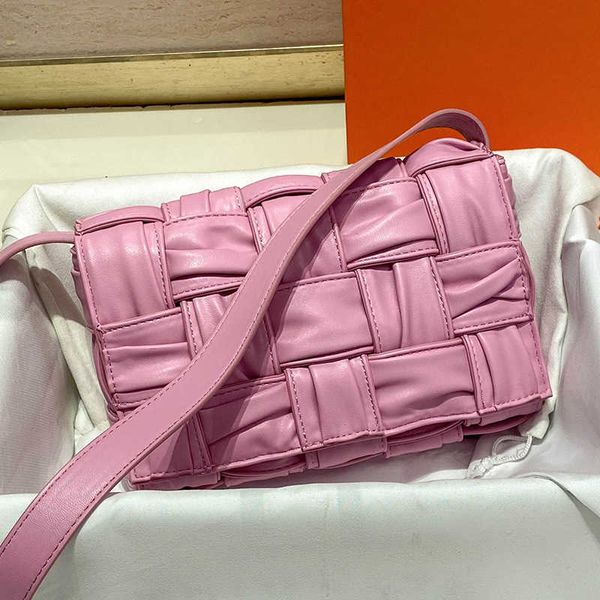 Bolsas de ombro de ombro de alta qualidade plissado novo tecido pequeno saco quadrado leve e temperamento luxuoso show de passarelas da moda Mulheres populares este ano