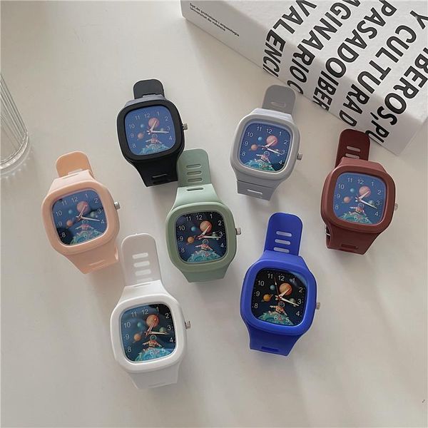 Нарученные часы модные дамы смотрят квадратный кварц астронавт -рисунок на циферблат повседневные часы резиновые ремешки модные часы для женщин
