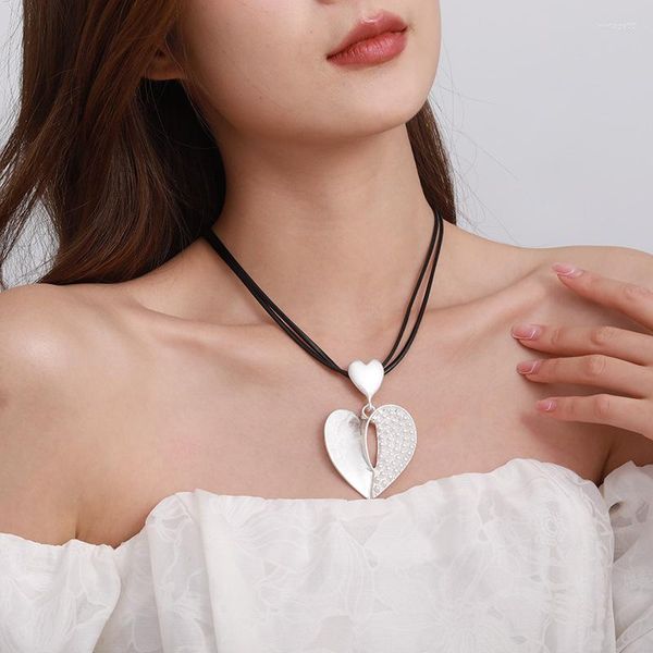 Choker Amorcome Elegante silberne Farbe gebrochener Herz Anhänger Statement Halskette für Frauen schwarzer Lederseilkettenkragen Pulloverketten