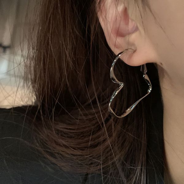 Brincos de amor de metal de vento frio Brincos de nicho Sense Moda Moda Simple Temperamento Ear brincos de anel de orelha cheia Feminino alto senso de nível