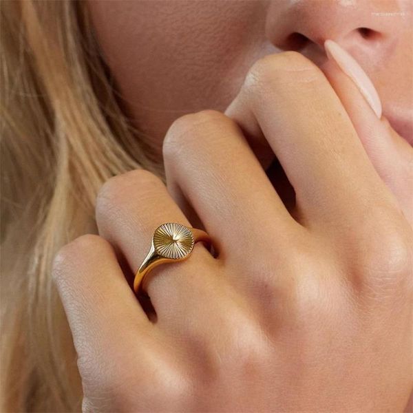 Кластерные кольца круглый рисунок тисненный кольцо из нержавеющей стали для женщин простые ювелирные аксессуары.