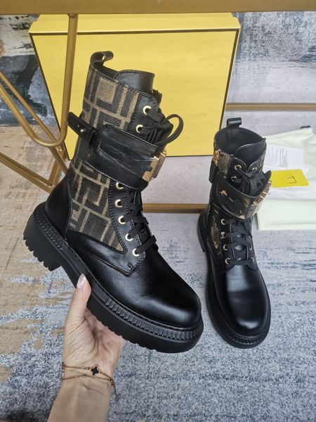 23SS Série gráfica de botas novas, tecido preto de casas de feiticeiro f Brocade Old com orifícios de acessórios de metal dourado e abertura do zíper e tamanho de fechamento 35-42