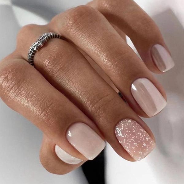 Falsi unghie manicure rosa chiaro delicati con glitter leggero e facile da attaccare unghie finta per una decorazione fai -da -te di unghie