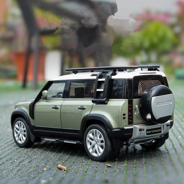 Diecast Model Car Auto 1/18 Range Rover Defender SUV Auto Auto Modello Diecast Metal Off-Road Vehicles Model Sound and Light Simulation Kids Toy Gift 230821