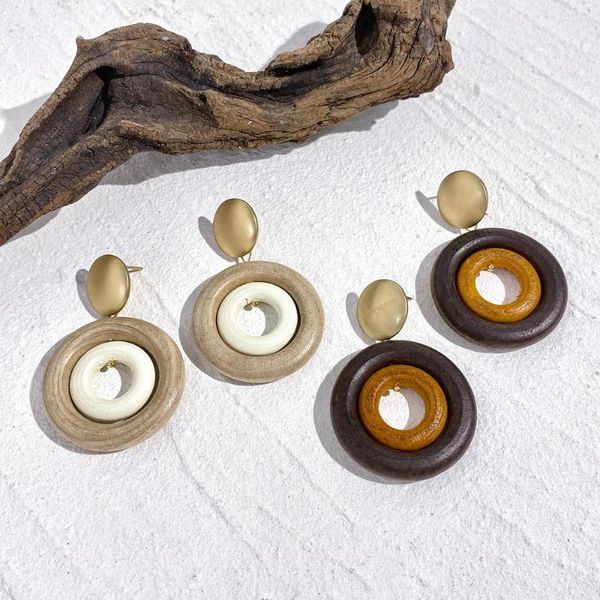 Orecchini penzolanti Aensoa Fatto a mano Two Tone Circle Goccia in legno per donne Gold Gold Metal Geometric Round Pendientes Gioielli in legno