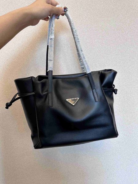 Borsa di marca di lusso di alta qualità da donna in pelle di vaccino da donna Black Black Stucchette BASSA TRIANGLE Etichetta Shopping