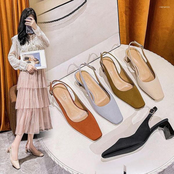 Отсуть обувь Baotou Sandals Женские лето 2023 года в середине каблуков в стиле каблуки с одним квадратным носком.