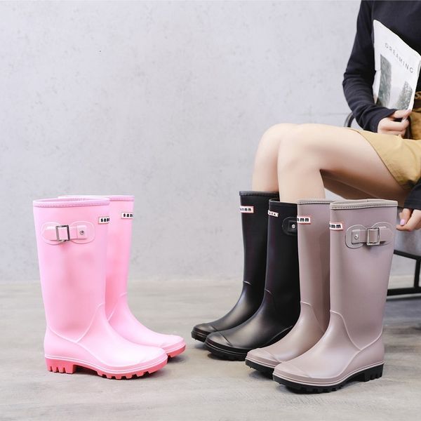 Botas de moda botas de chuva mulheres botas de água até o joelho Buckle Tubo longo sapatos de alta qualidade de água de borracha de borracha feminina botas de chuva 230822