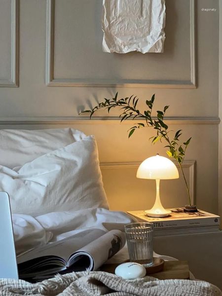 Masa lambaları lüks retro yatak odalı başucu lambası şarj dekoratif çalışma atmosferi küçük mantar