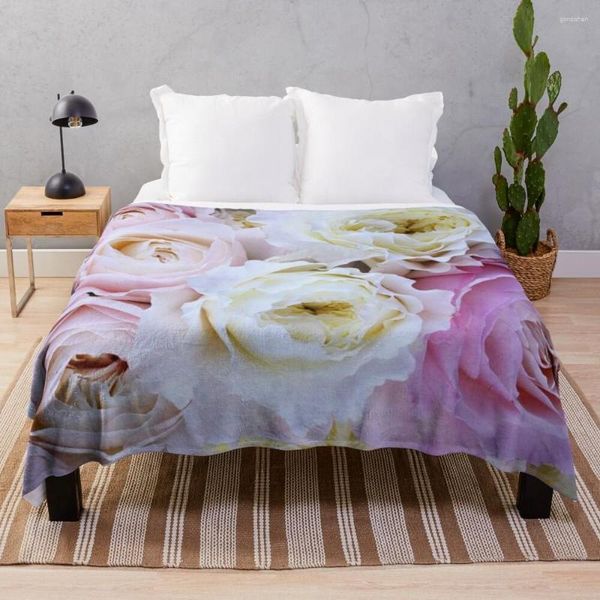 Creme de Creme Pálido e Rosas Pazes e Rosas Em plena floração. Tópico de cama asiático de malha de arremesso