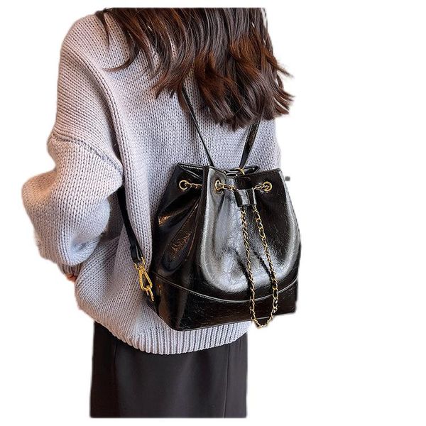 Urban minimalistischer, modischer und personalisierter Rucksack mit Ölwachsledergefühl, großer Kapazität und vielseitiger Frauen -Schulter -Crossbody -Tasche von Frauen