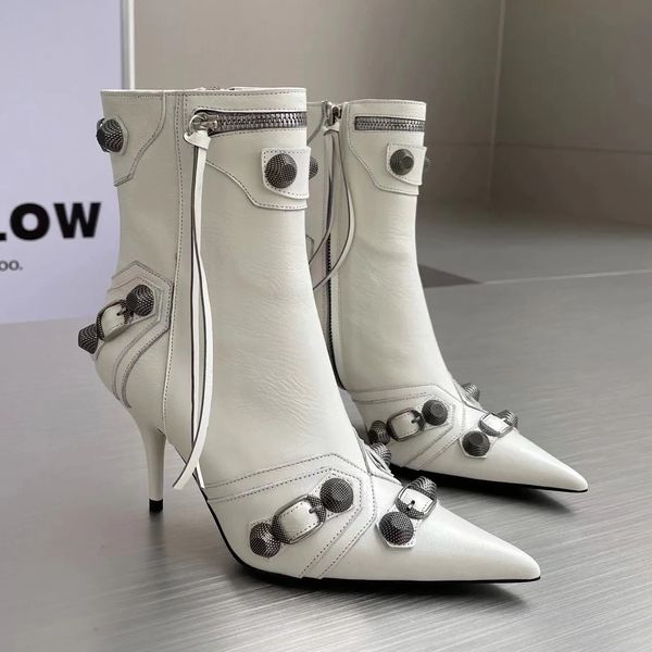 Botas de salto alto pontudo decoração de fivela de metal Sapatos femininos Motocicleta Taxel de couro Zip Sapatos de luxo de luxo