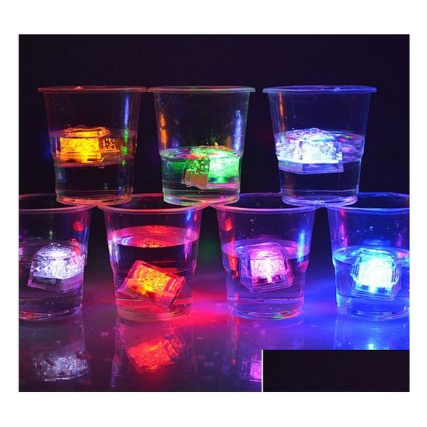 Decorazione per feste a cubetti di ghiaccio a LED Flash Cambiamento Crystal Cube Action Action Active 7 Color per romantico matrimonio Regalo di Natale Drop DE DH3TQ