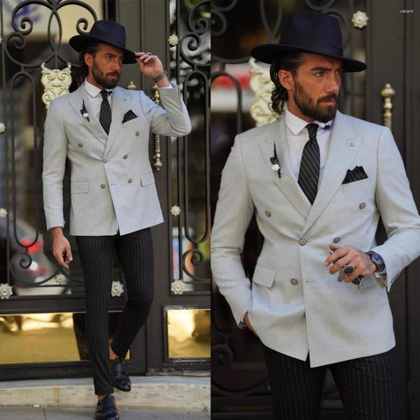 Abiti da uomo Suit da uomo 2 pezzi Blazer grigio Pinstripes pantaloni a doppio petrolio Slimt slit smoking Business Wedding Groom moderno su misura