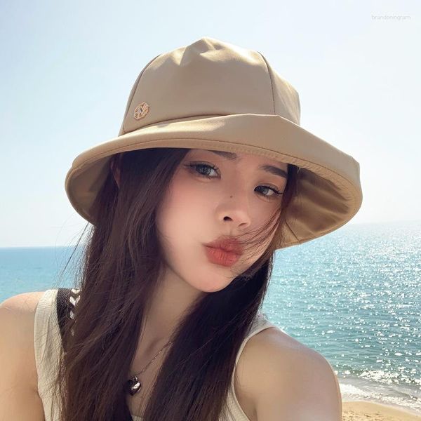 Berets 2023 Корейский стиль весенний и осенний шляп женский высококлассный металлический лейбл Керлинг ведро летние путешествия Солнце защита T