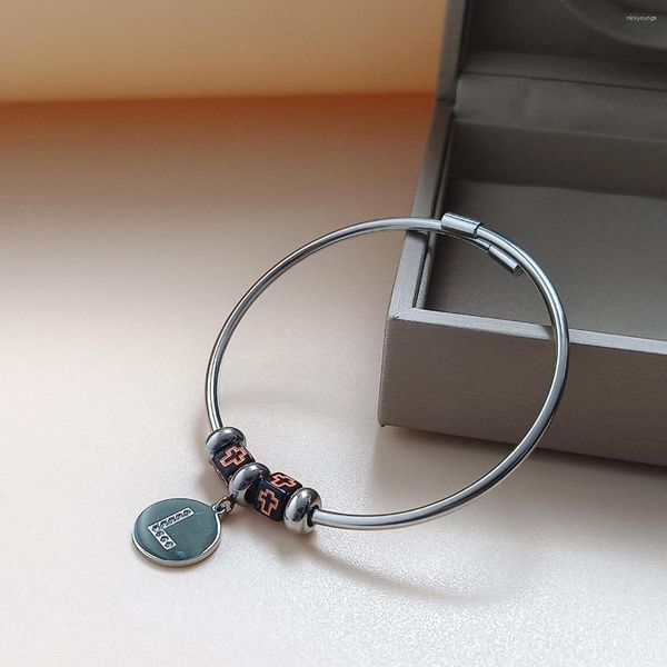 Charm Armbänder Edelstahlarmband 26 Buchstaben Schwung Anhänger Bangel Square Perlen Verstellbarer Frauenschmuck für Frauen