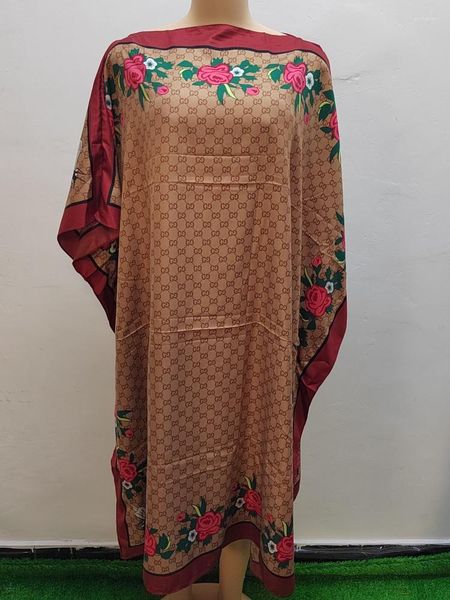 Recursos e especificações de roupas étnicas: abayas escalas de 1 polegada (in) 2,54 centímetros (cm) de seda floral impressa de seda floral
