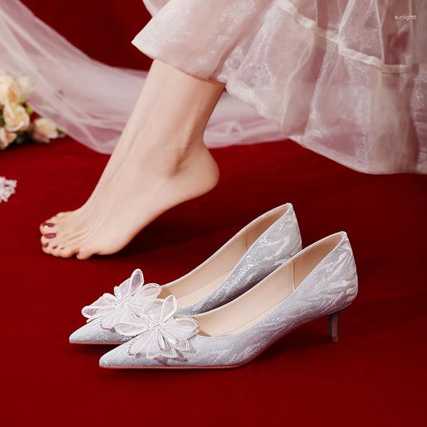 Scarpe eleganti matrimoni principali francese 2023 in stile sposa pompe d'argento tacco alto in seta in cristallo bowknot in vetro in vetro