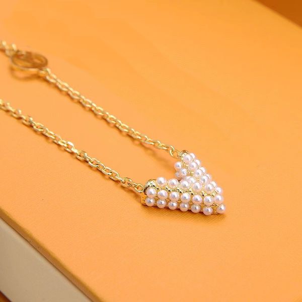Diseñador de color dorado Collar para mujer Mujeres V Letras Colgantes para mujer Collares de perlas Cadenas para mujer Joyería de lujo CHD23082521 capsboys