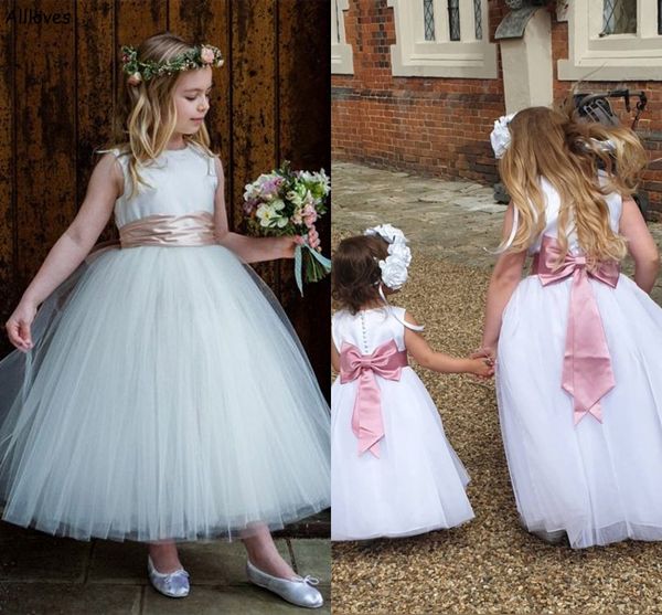 Weiße Tutu-Tüll-Prinzessin-Blumenmädchenkleider mit rosa Schärpe, Schleife, Juwelenausschnitt, Hochzeitsfeier-Geburtstagskleider für kleine Mädchen, bodenlanges Erstkommunionkleid CL2743