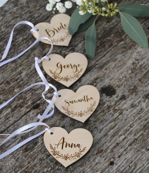 Partybevorzugung, 10 Stück, personalisierte Holzherzen, individuelle Herzanhänger, Gastgeschenke für Hochzeit, Tischnamen, Platzkarten-Einstellung