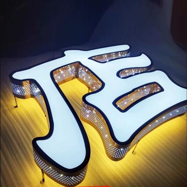 Factory Outlet Pubblicità esterna personalizzata con illuminazione laterale Insegne con lettere scatolate a LED in acrilico, insegne per negozi a LED con lati in acciaio inossidabile perforato