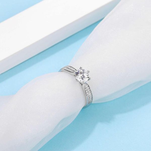 Anelli a grappolo Vendita gioielleria raffinata personalizzata Anello di fidanzamento Matrimonio Moissanite rotonda da 6,5 mm