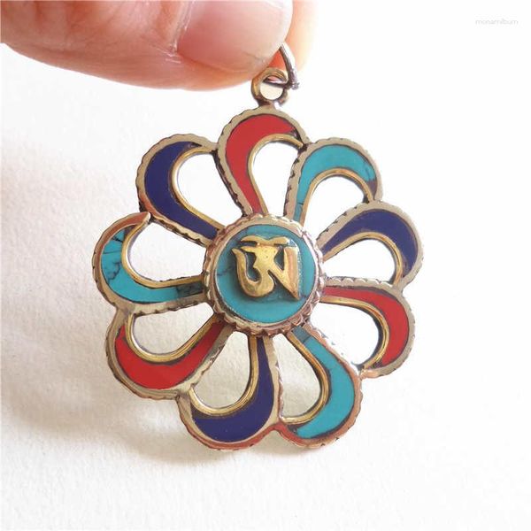 Collane con ciondolo TBP560 Amuleti tibetani OM dell'occhio di Buddha Pendenti con fiori cavi