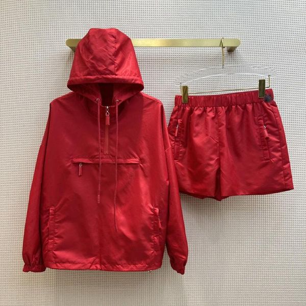 Damen-Trainingsanzüge, roter Nylon-Serienanzug mit Kapuze, halber Reißverschluss, Pullover, Kapuzenpullover, elastische Taille, Shorts, Rock