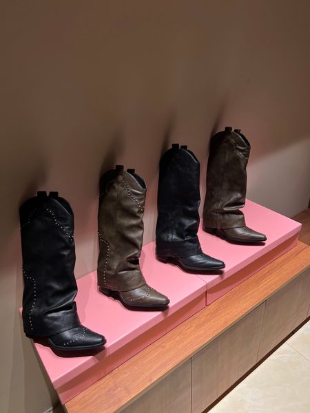 2023 botas vintage de designer, botas de manga de calças, sapatos pontiagudos decorativos de unhas de metal, botas de manga de perna de tecido de pele de porco